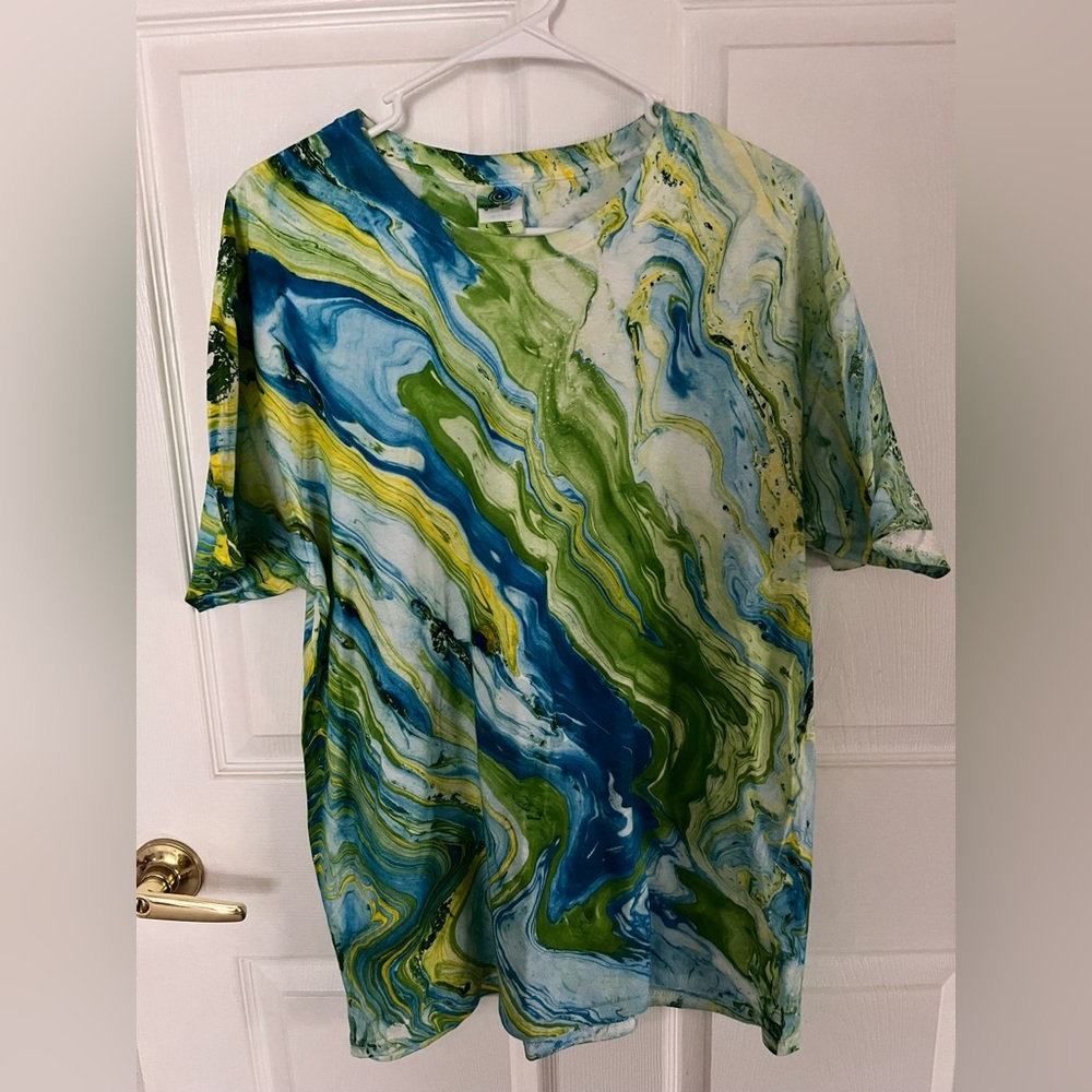 Tie-dye COLOR TONE  T-shirt. Size large. It is a beautiful shirt !